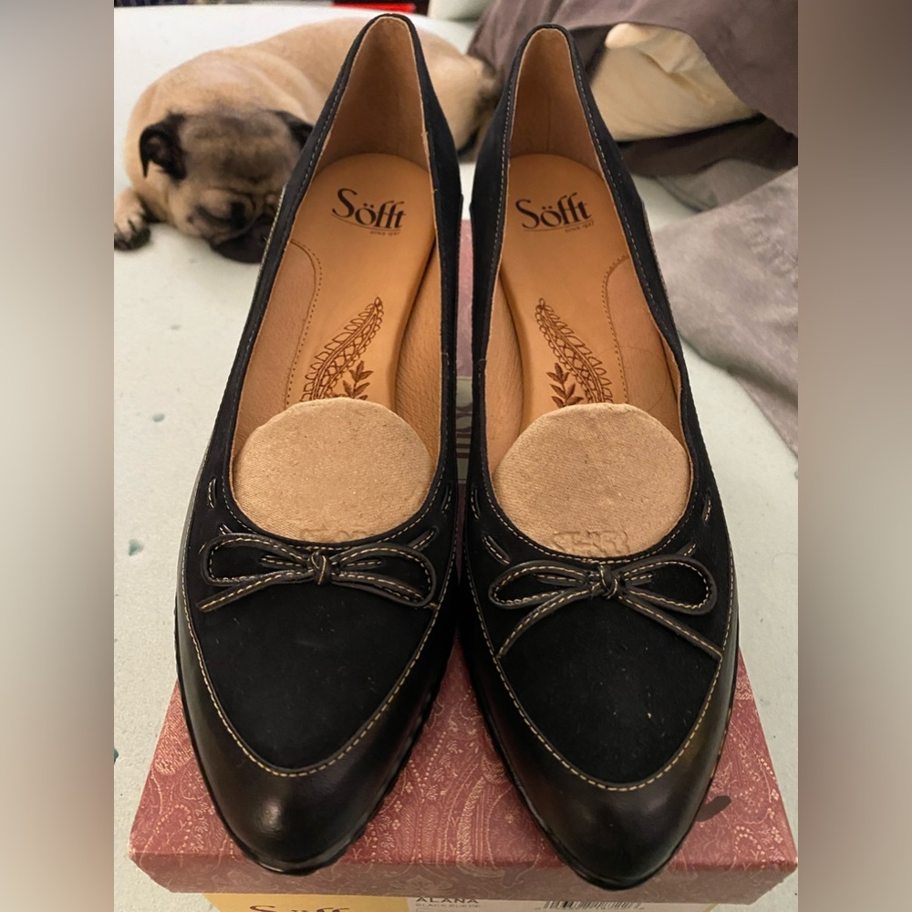 Sofft black leather suede comfort dress shoe. Women size 9.5 narrow. New in box